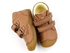 cognac prewalker med velcrolukning og gummisål